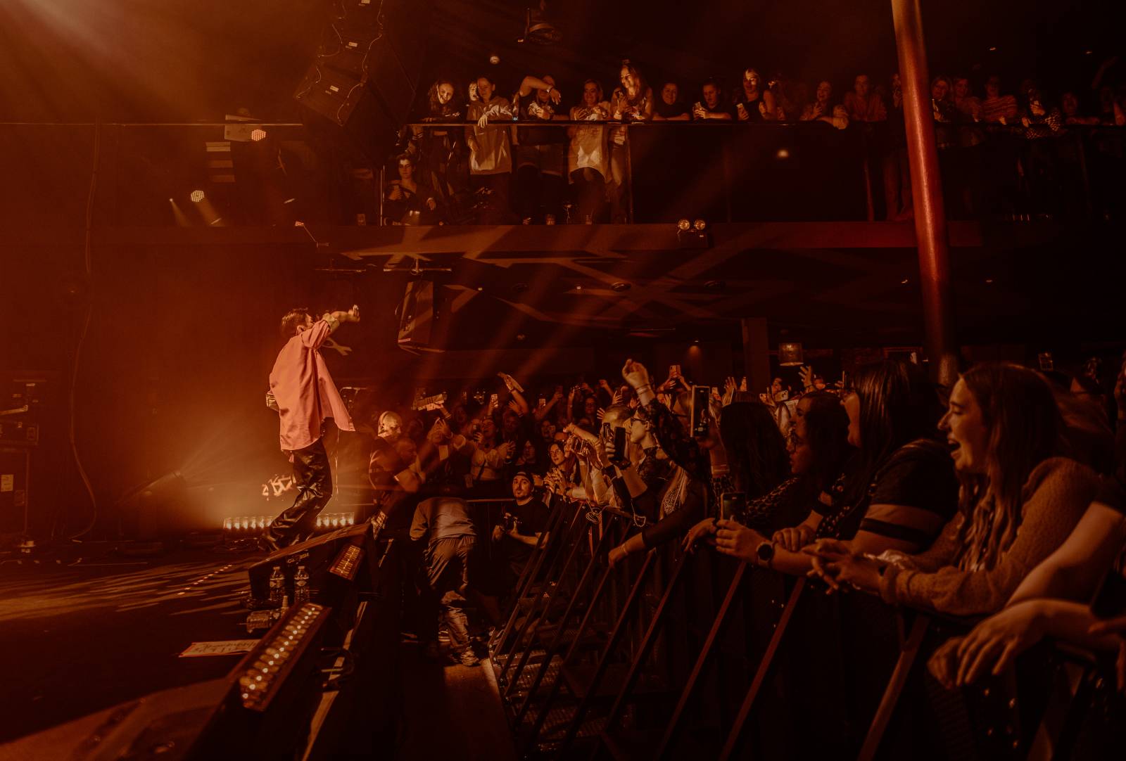 Dámy mu ležely u nohou. Charismatický Eric Nam poprvé zahrál v Česku