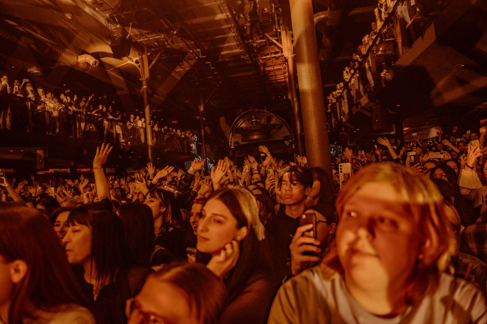 Dámy mu ležely u nohou. Charismatický Eric Nam poprvé zahrál v Česku