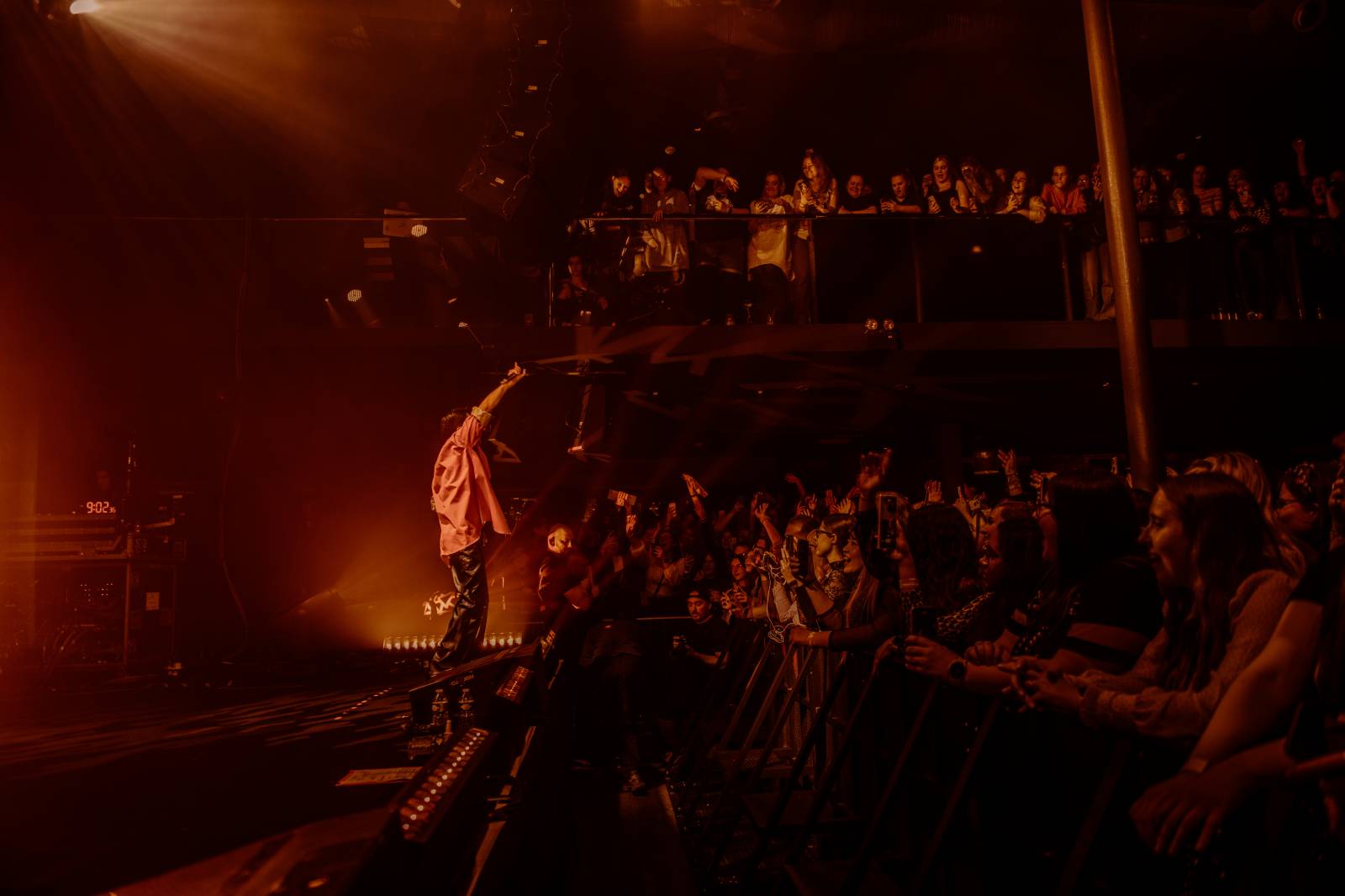 Dámy mu ležely u nohou. Charismatický Eric Nam poprvé zahrál v Česku