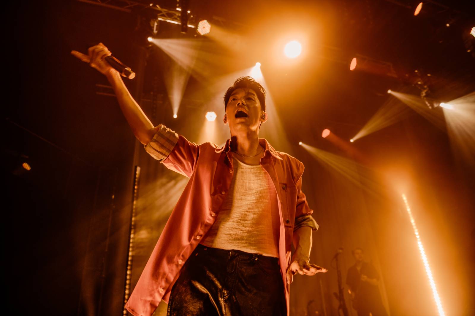 Dámy mu ležely u nohou. Charismatický Eric Nam poprvé zahrál v Česku