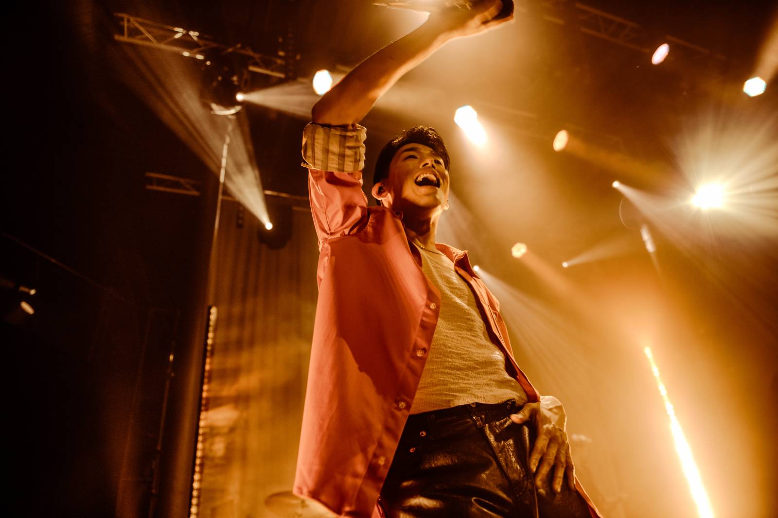 Dámy mu ležely u nohou. Charismatický Eric Nam poprvé zahrál v Česku