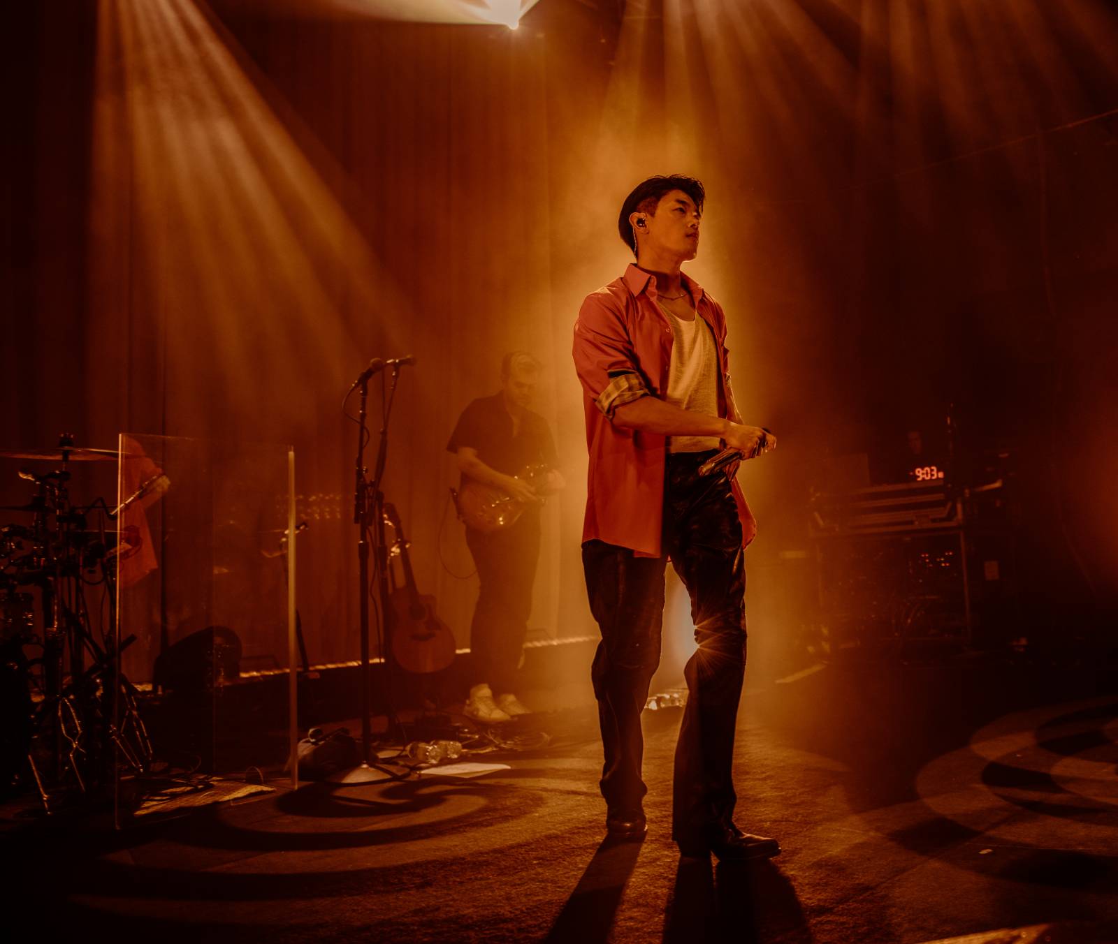 Dámy mu ležely u nohou. Charismatický Eric Nam poprvé zahrál v Česku