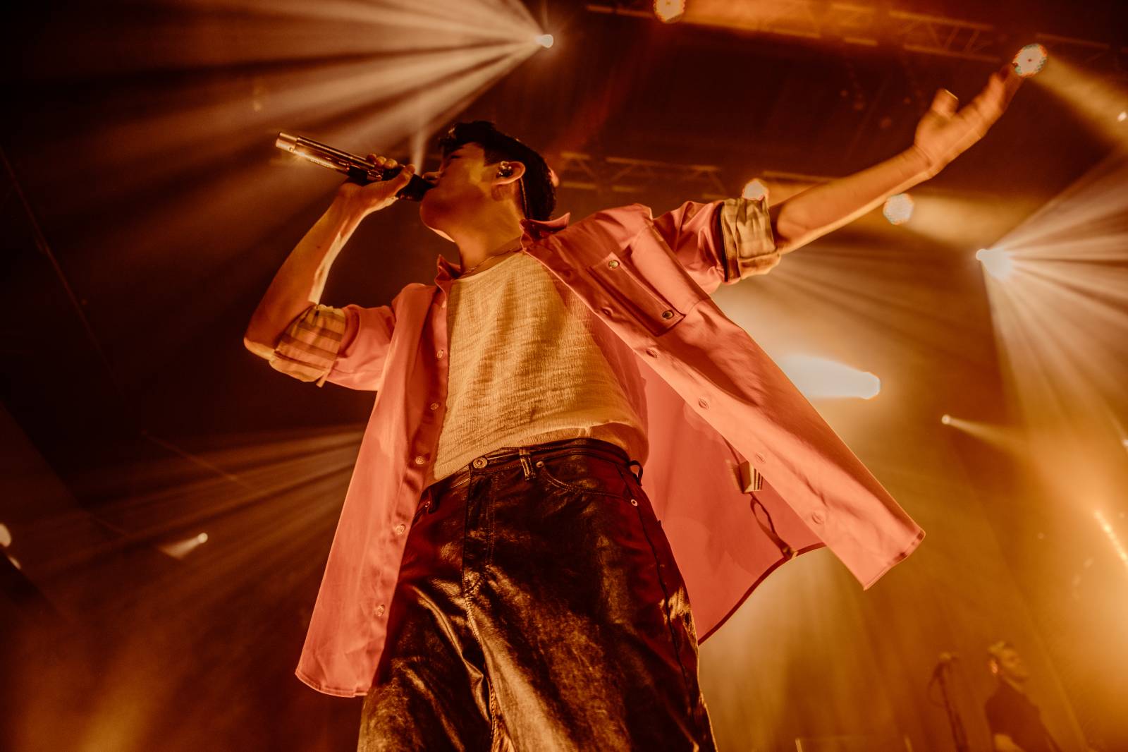 Dámy mu ležely u nohou. Charismatický Eric Nam poprvé zahrál v Česku