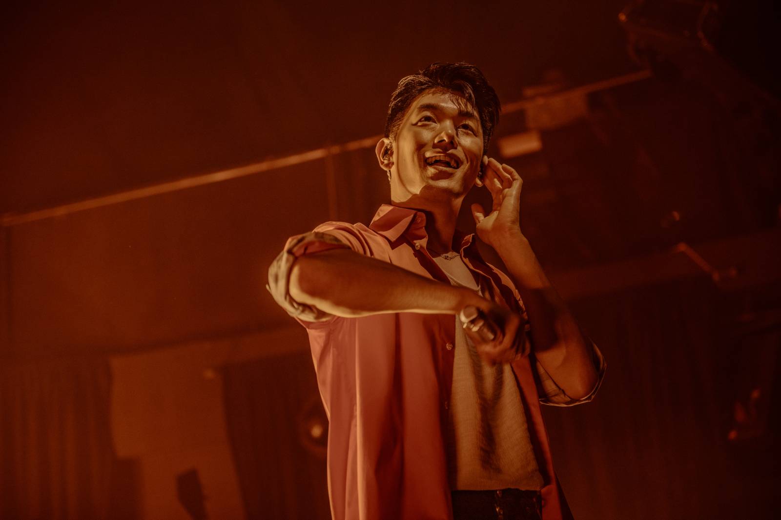 Dámy mu ležely u nohou. Charismatický Eric Nam poprvé zahrál v Česku