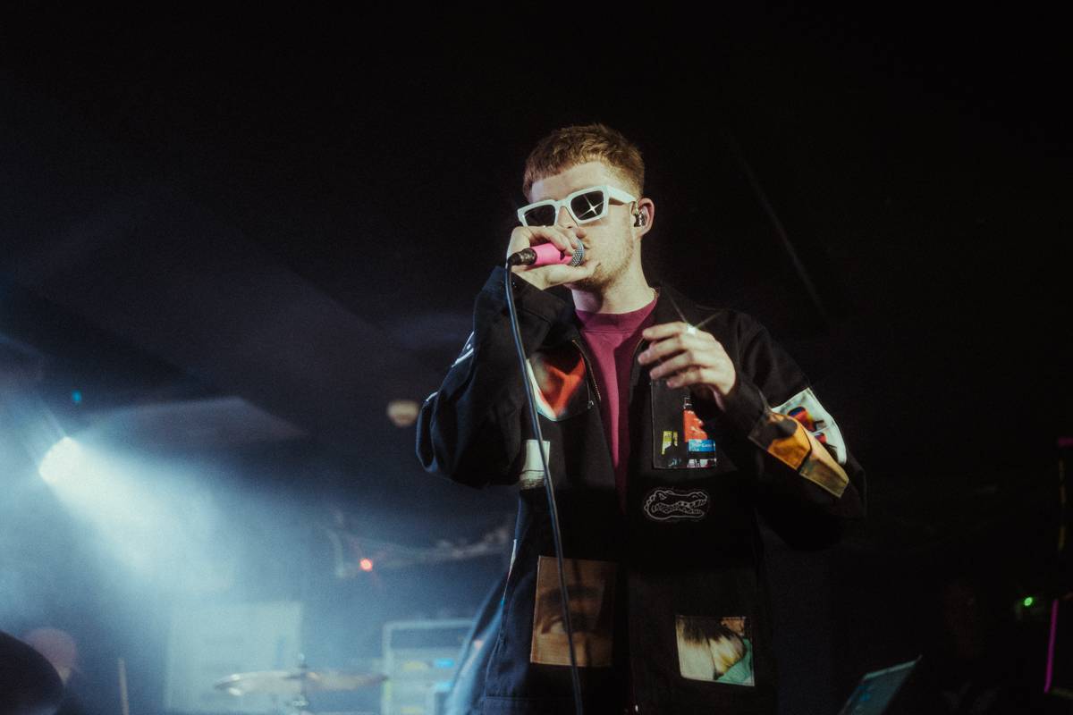 Yonaka dorazila do Prahy. Frontmanka přišla o hlas, zaskočili za ni fanoušci