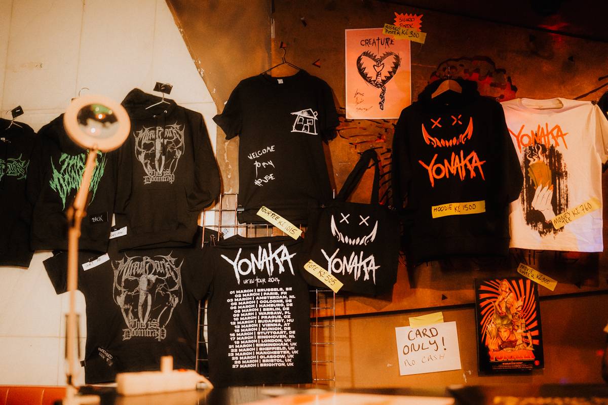 Yonaka dorazila do Prahy. Frontmanka přišla o hlas, zaskočili za ni fanoušci