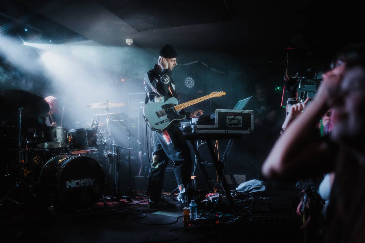 Yonaka dorazila do Prahy. Frontmanka přišla o hlas, zaskočili za ni fanoušci