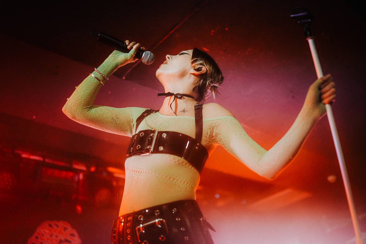 Yonaka dorazila do Prahy. Frontmanka přišla o hlas, zaskočili za ni fanoušci