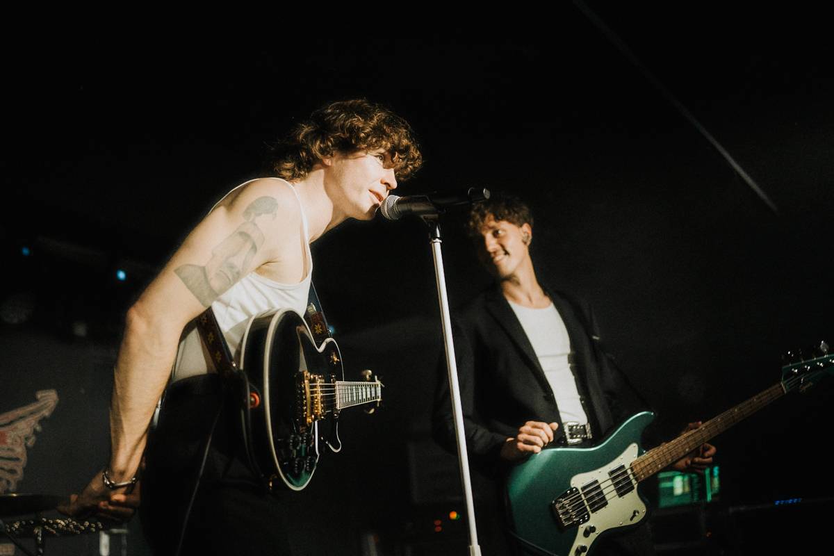 Yonaka dorazila do Prahy. Frontmanka přišla o hlas, zaskočili za ni fanoušci