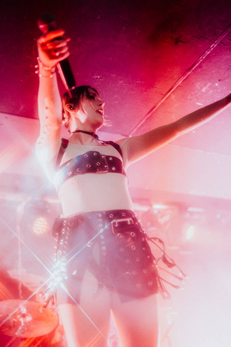 Yonaka dorazila do Prahy. Frontmanka přišla o hlas, zaskočili za ni fanoušci