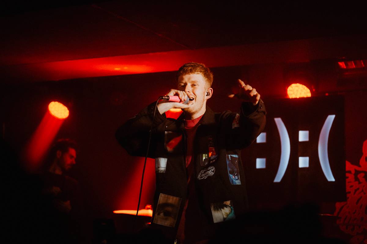 Yonaka dorazila do Prahy. Frontmanka přišla o hlas, zaskočili za ni fanoušci