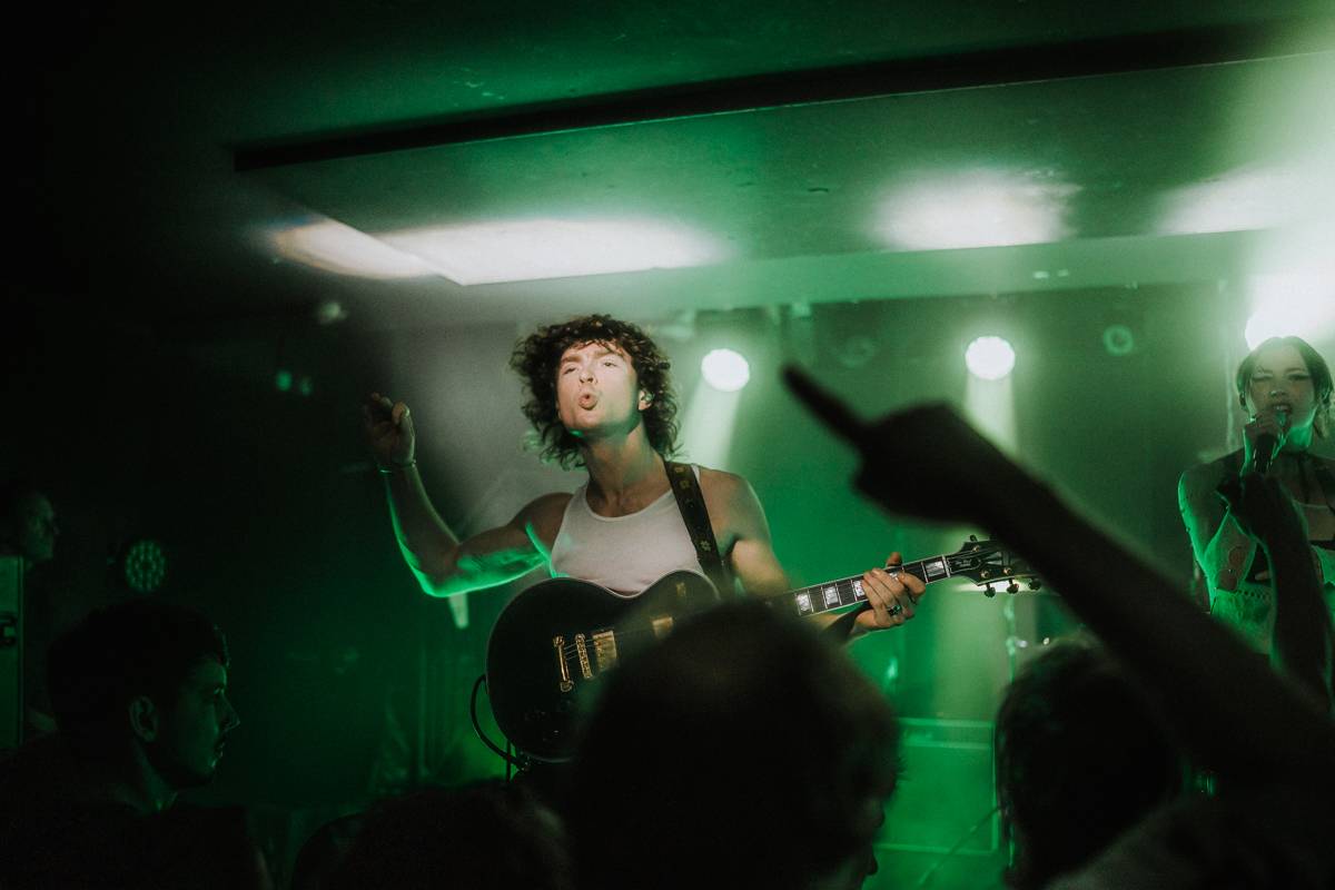 Yonaka dorazila do Prahy. Frontmanka přišla o hlas, zaskočili za ni fanoušci