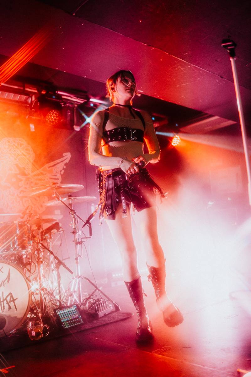 Yonaka dorazila do Prahy. Frontmanka přišla o hlas, zaskočili za ni fanoušci