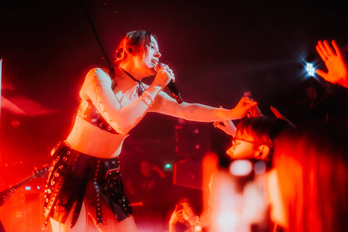 Yonaka dorazila do Prahy. Frontmanka přišla o hlas, zaskočili za ni fanoušci