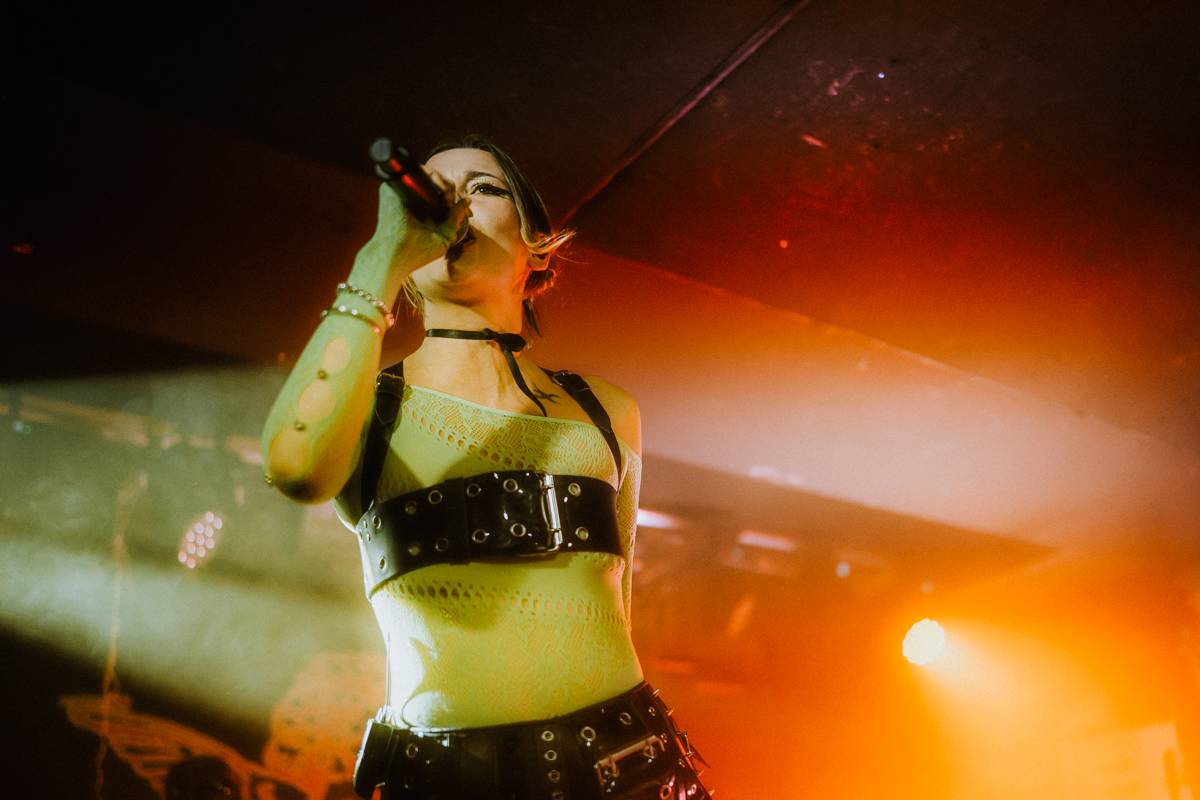 Yonaka dorazila do Prahy. Frontmanka přišla o hlas, zaskočili za ni fanoušci