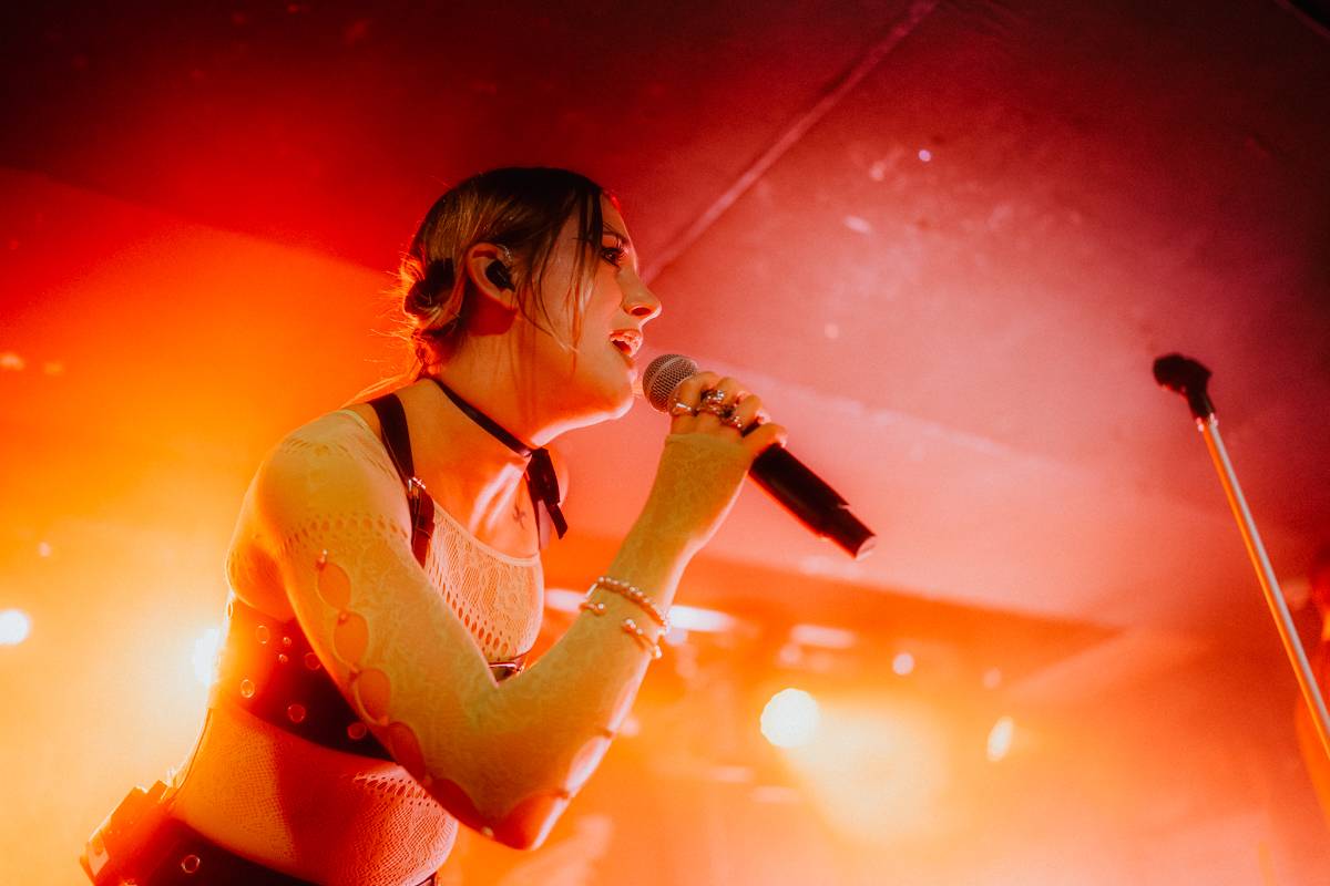 Yonaka dorazila do Prahy. Frontmanka přišla o hlas, zaskočili za ni fanoušci