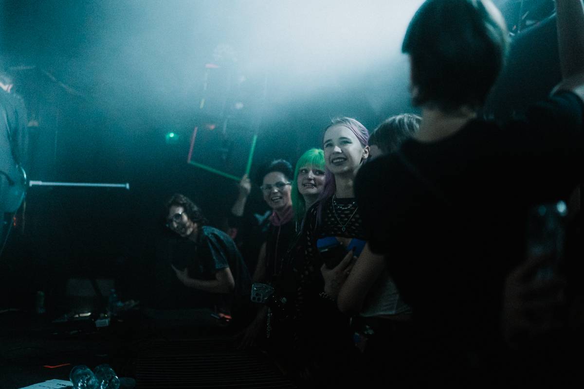 Yonaka dorazila do Prahy. Frontmanka přišla o hlas, zaskočili za ni fanoušci