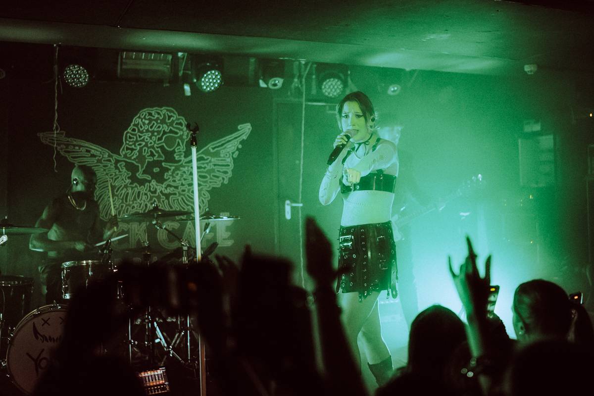 Yonaka dorazila do Prahy. Frontmanka přišla o hlas, zaskočili za ni fanoušci