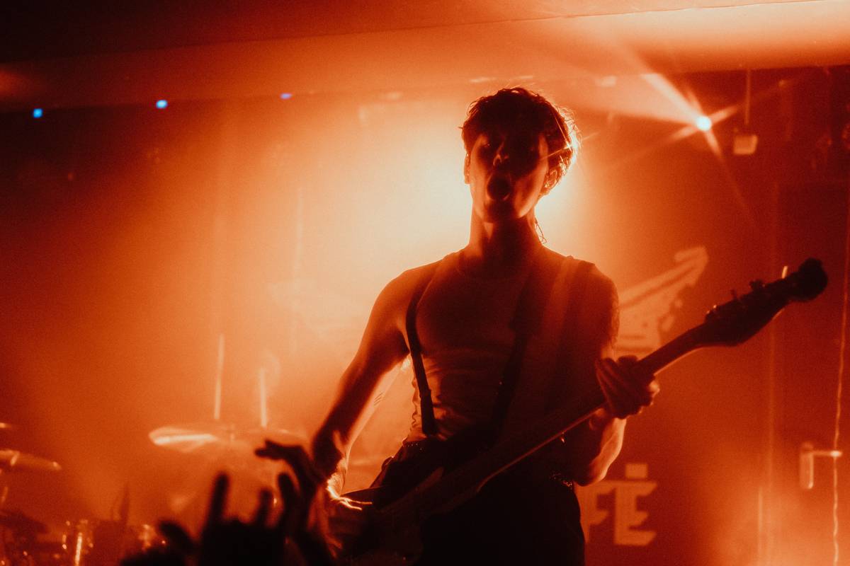 Yonaka dorazila do Prahy. Frontmanka přišla o hlas, zaskočili za ni fanoušci