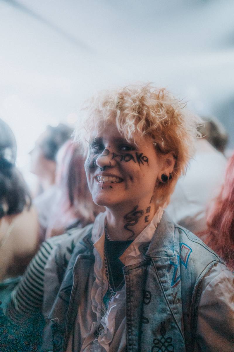 Yonaka dorazila do Prahy. Frontmanka přišla o hlas, zaskočili za ni fanoušci