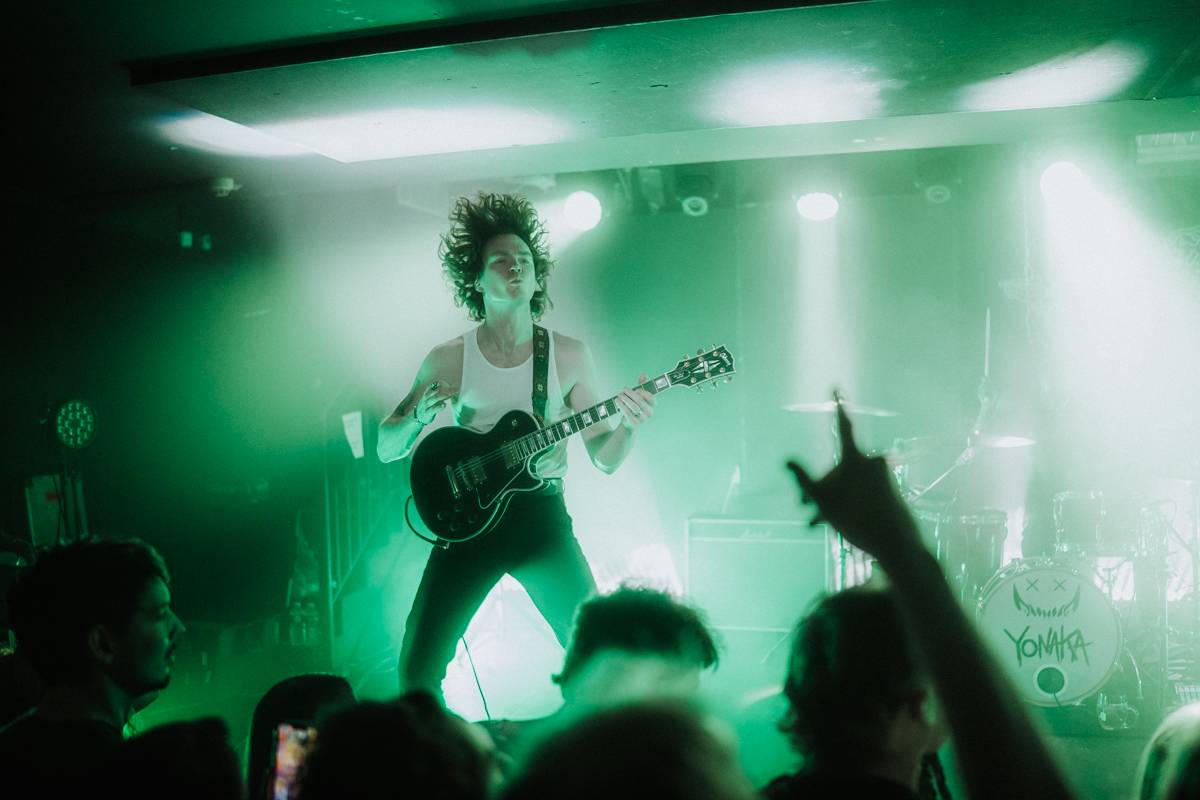 Yonaka dorazila do Prahy. Frontmanka přišla o hlas, zaskočili za ni fanoušci