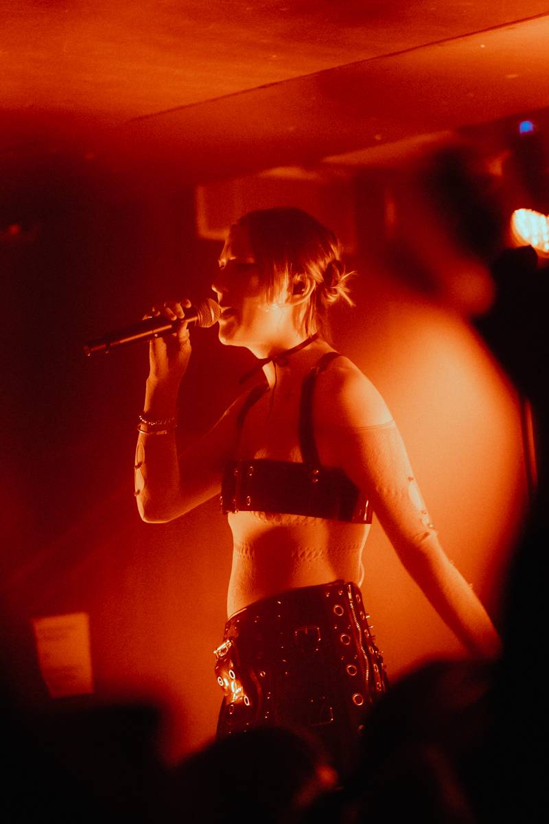 Yonaka dorazila do Prahy. Frontmanka přišla o hlas, zaskočili za ni fanoušci