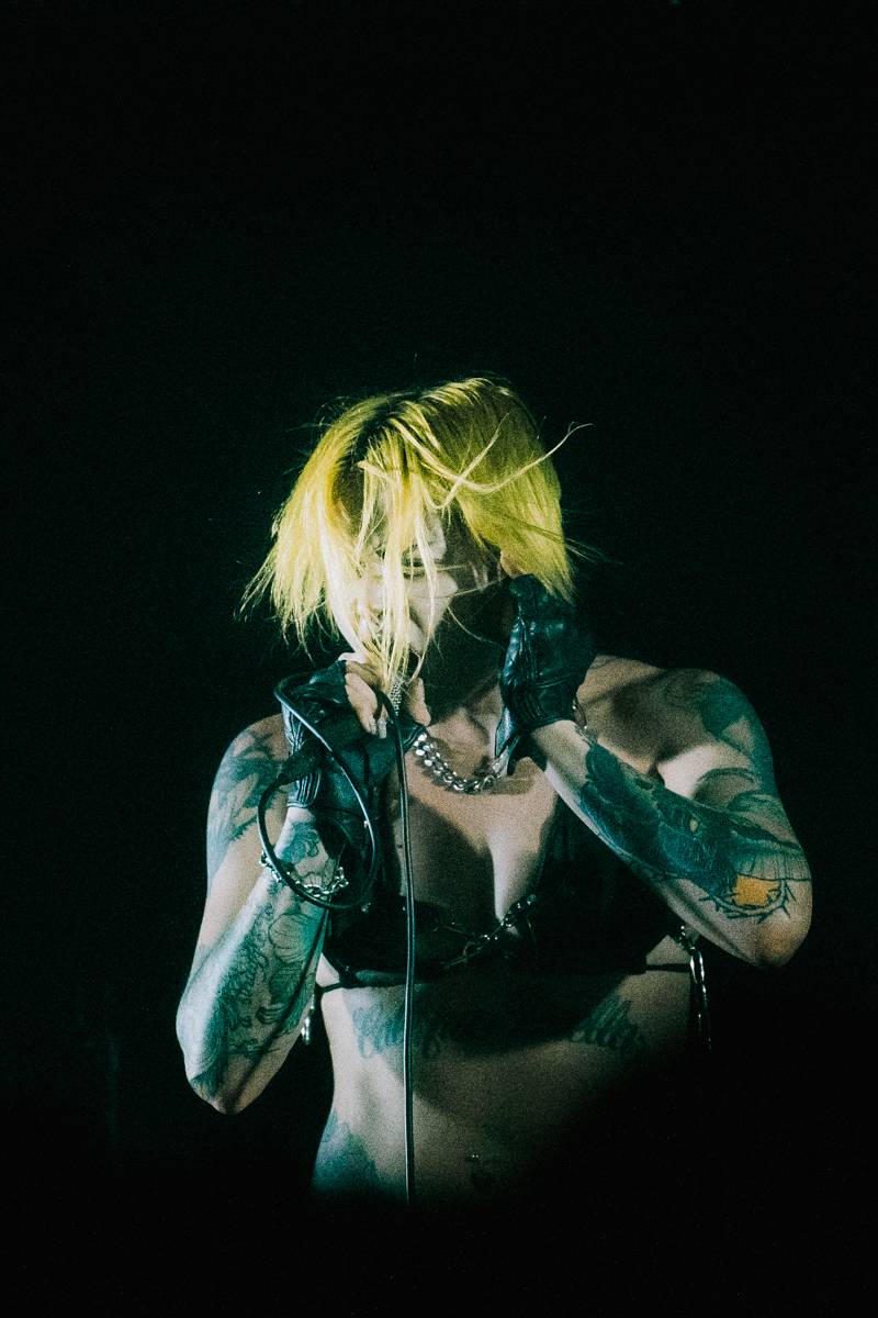 Yonaka dorazila do Prahy. Frontmanka přišla o hlas, zaskočili za ni fanoušci