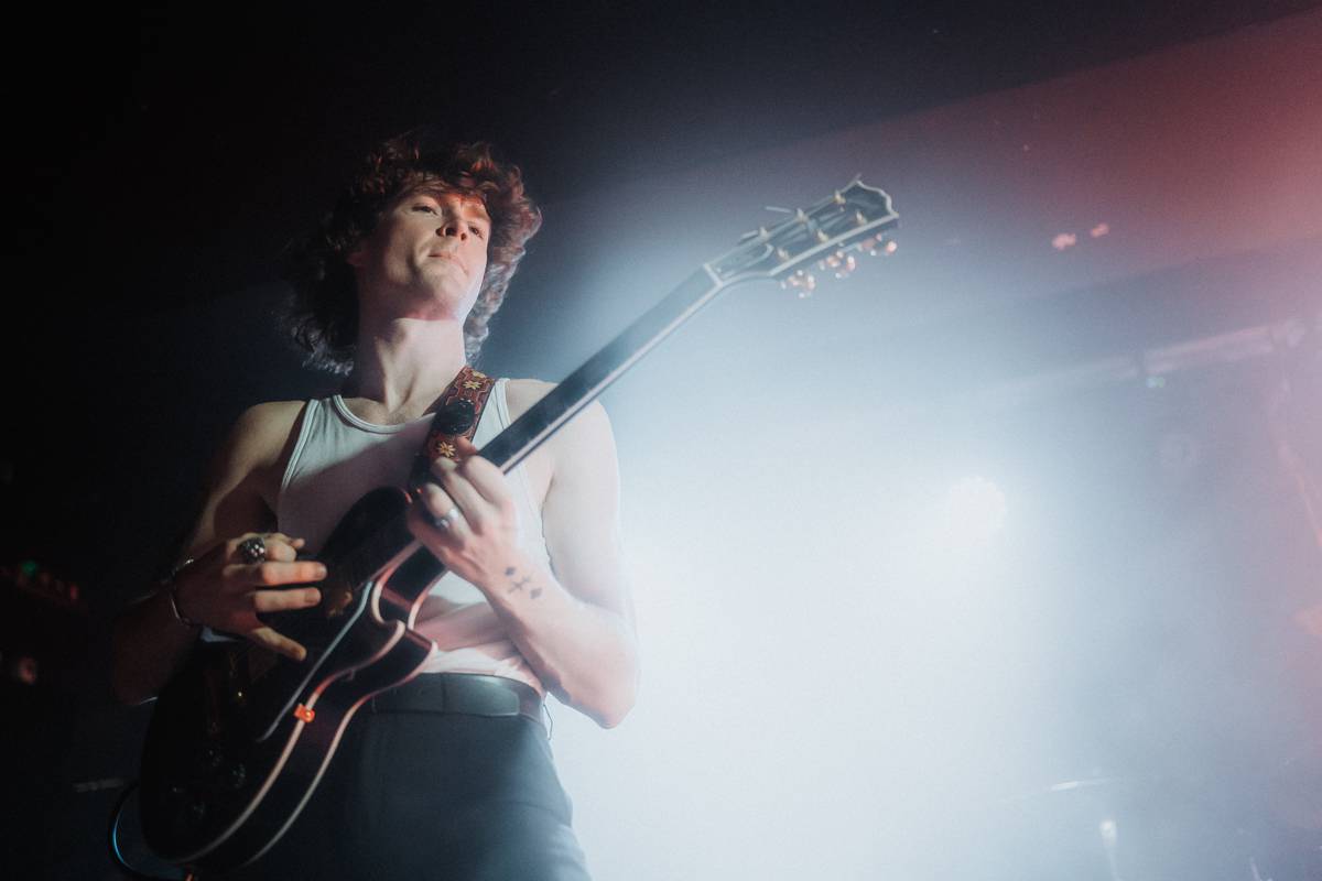 Yonaka dorazila do Prahy. Frontmanka přišla o hlas, zaskočili za ni fanoušci