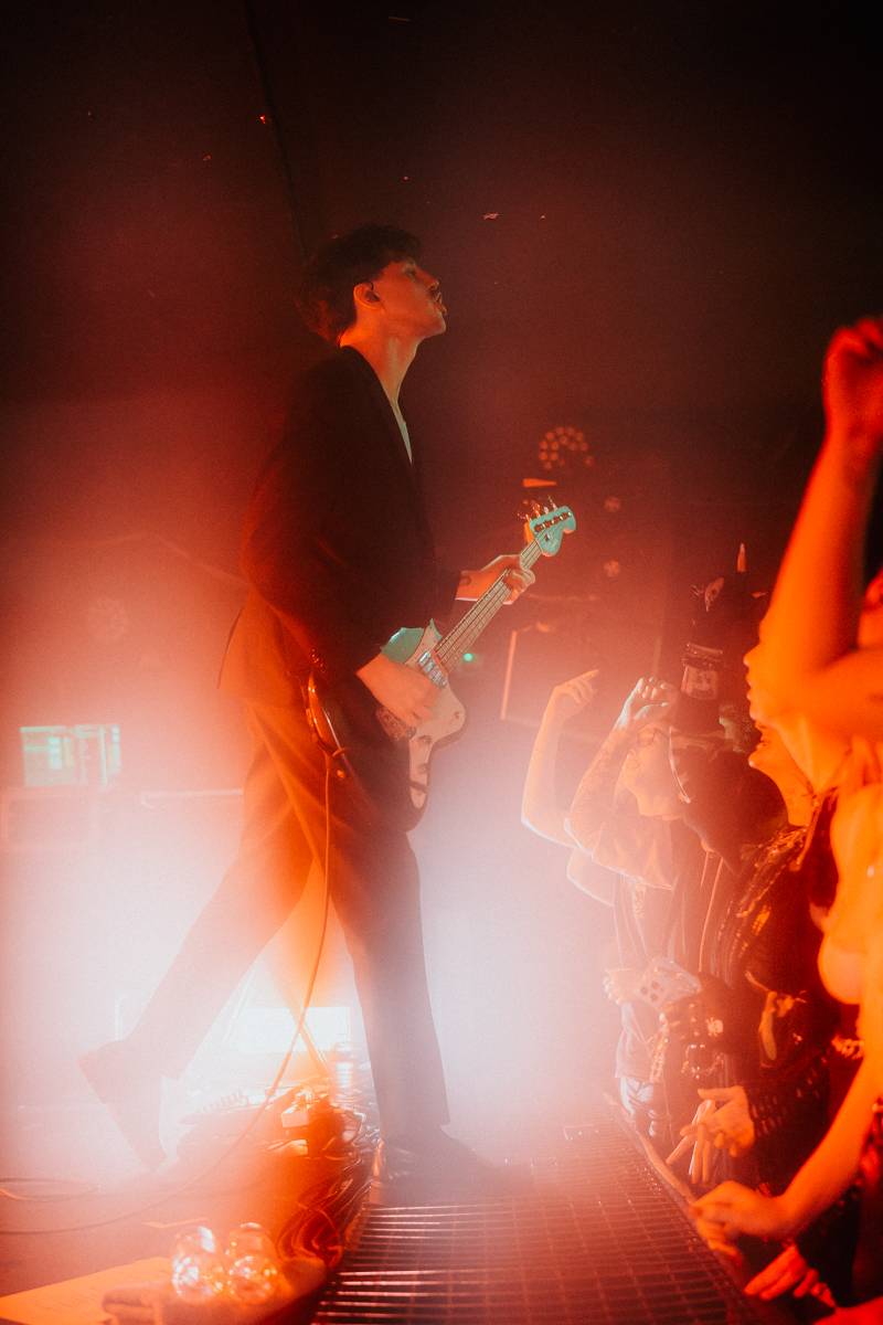 Yonaka dorazila do Prahy. Frontmanka přišla o hlas, zaskočili za ni fanoušci