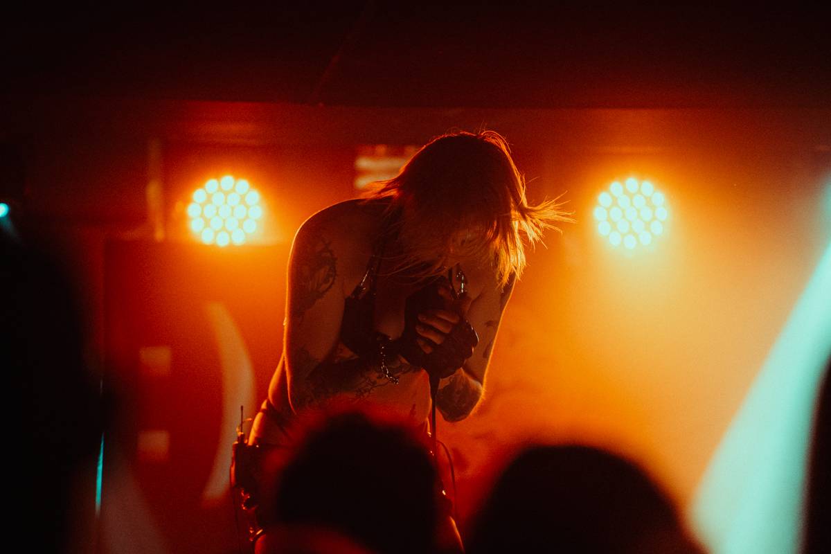 Yonaka dorazila do Prahy. Frontmanka přišla o hlas, zaskočili za ni fanoušci