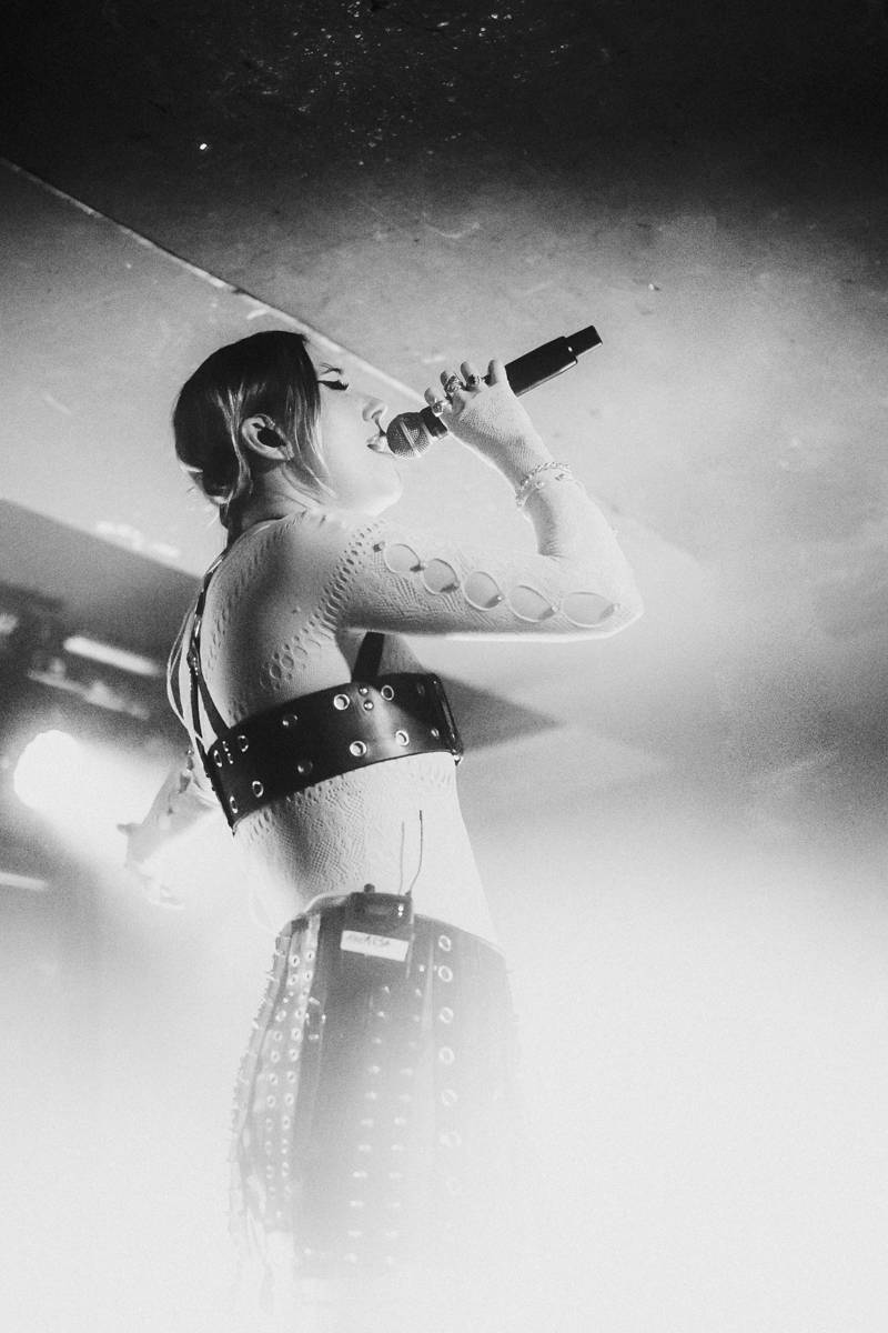 Yonaka dorazila do Prahy. Frontmanka přišla o hlas, zaskočili za ni fanoušci