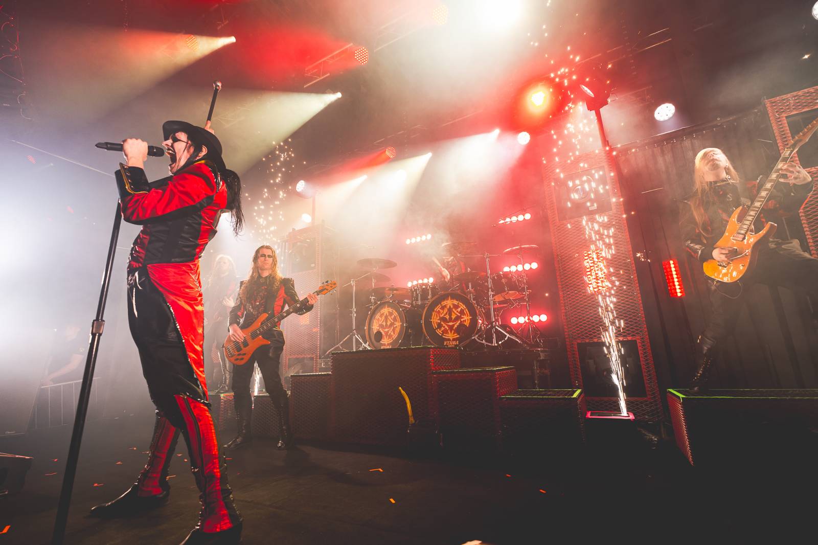 Avatar přivezl do Prahy svůj metalový cirkus, zpěvák vyráběl zvířátka z balónků