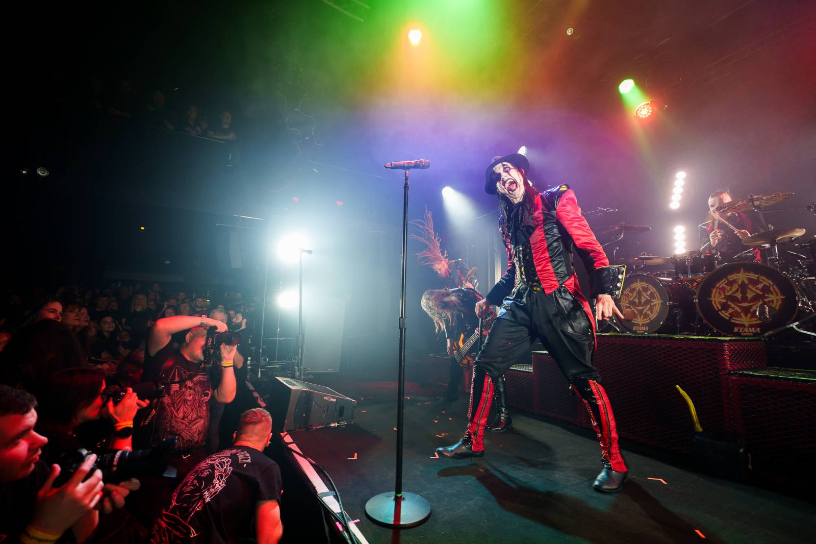 Avatar přivezl do Prahy svůj metalový cirkus, zpěvák vyráběl zvířátka z balónků