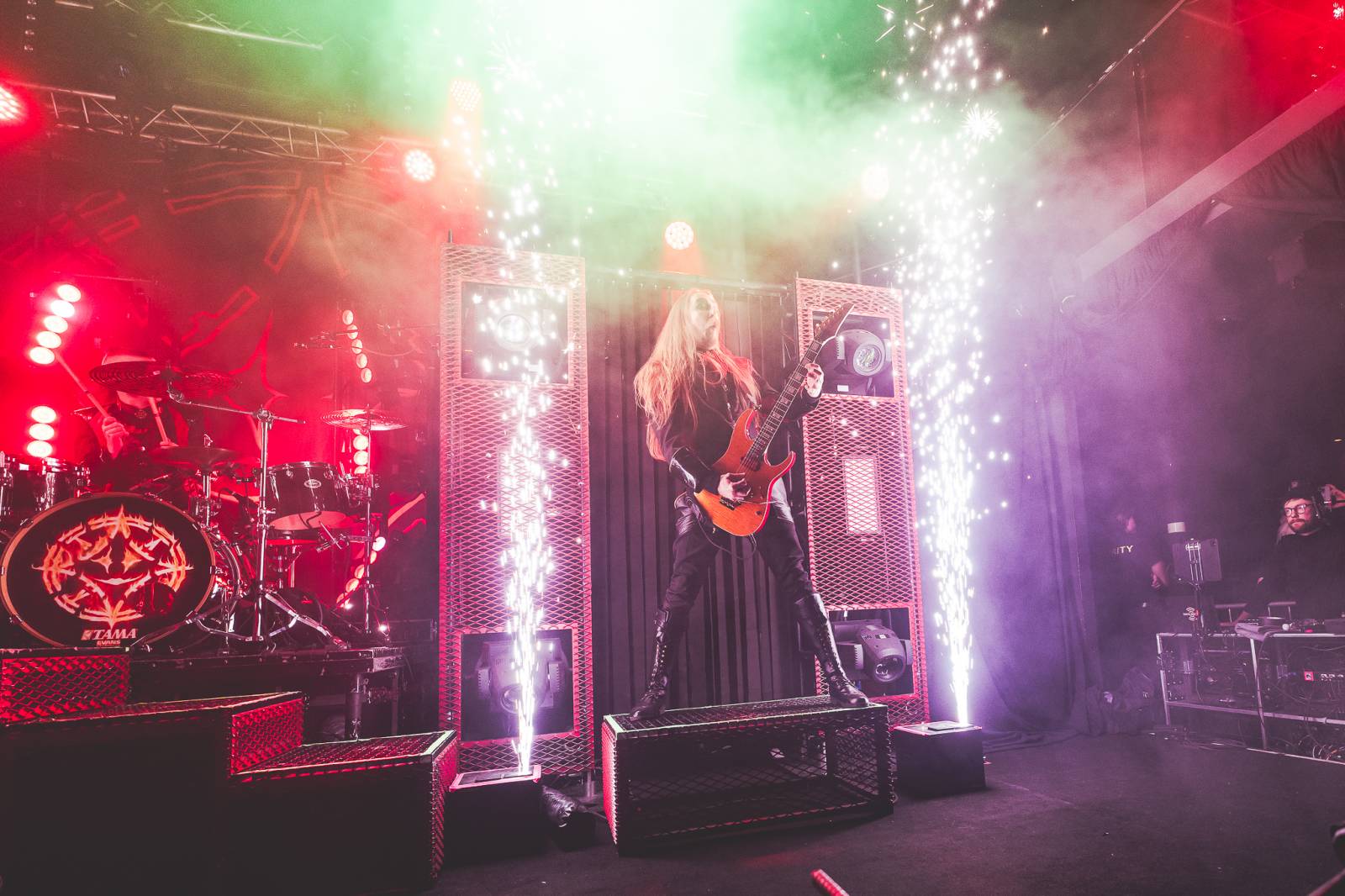 Avatar přivezl do Prahy svůj metalový cirkus, zpěvák vyráběl zvířátka z balónků