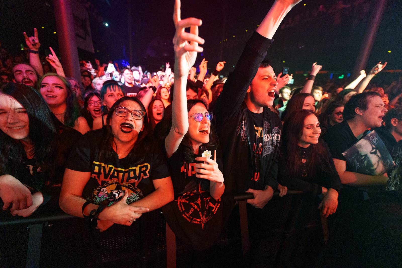 Avatar přivezl do Prahy svůj metalový cirkus, zpěvák vyráběl zvířátka z balónků