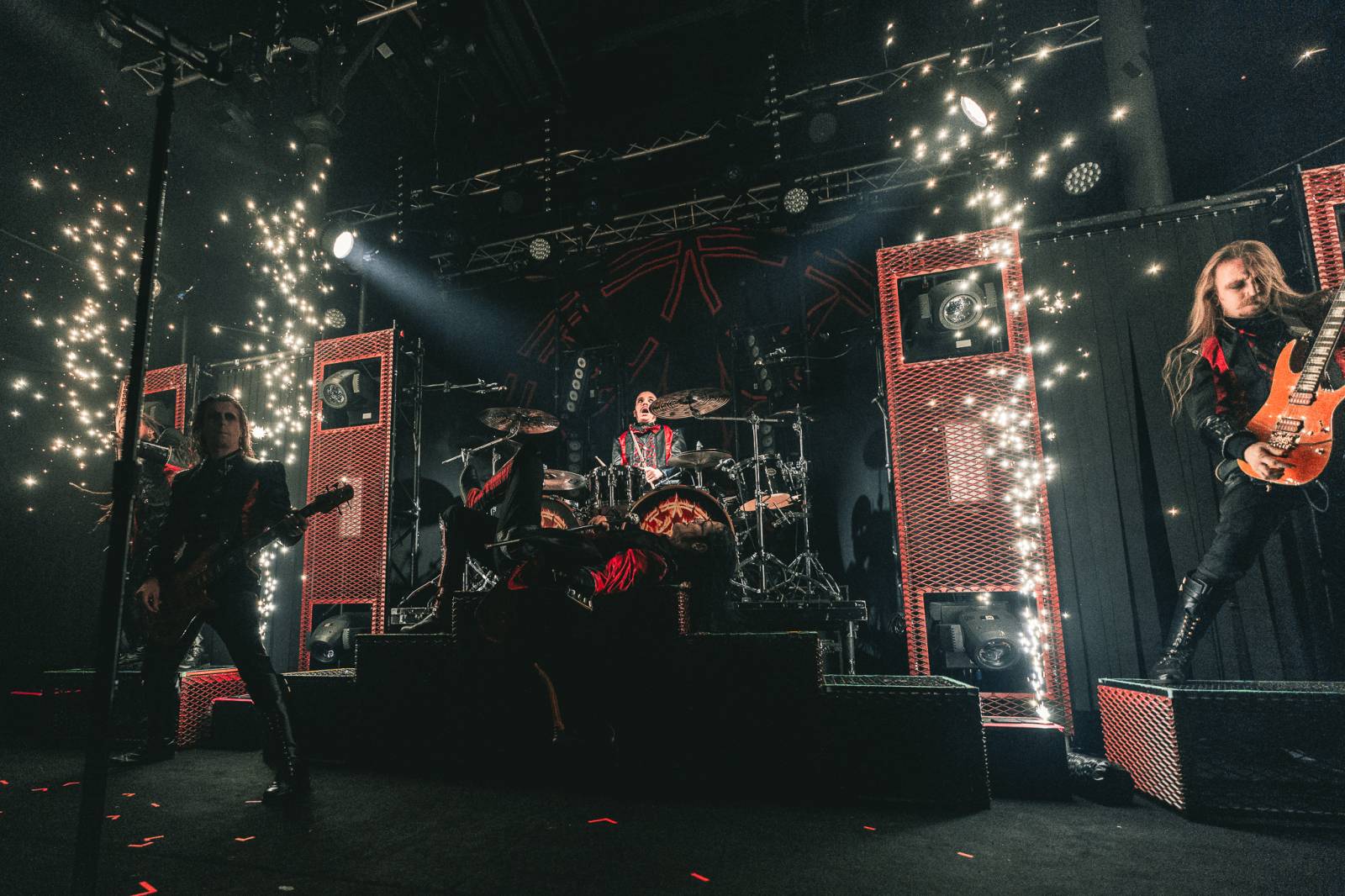 Avatar přivezl do Prahy svůj metalový cirkus, zpěvák vyráběl zvířátka z balónků