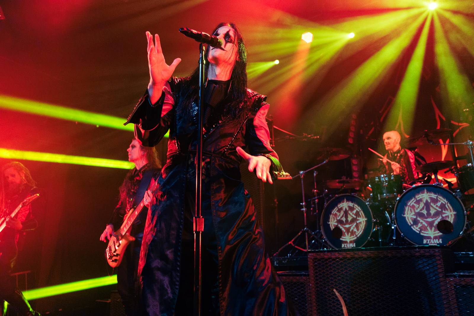 Avatar přivezl do Prahy svůj metalový cirkus, zpěvák vyráběl zvířátka z balónků