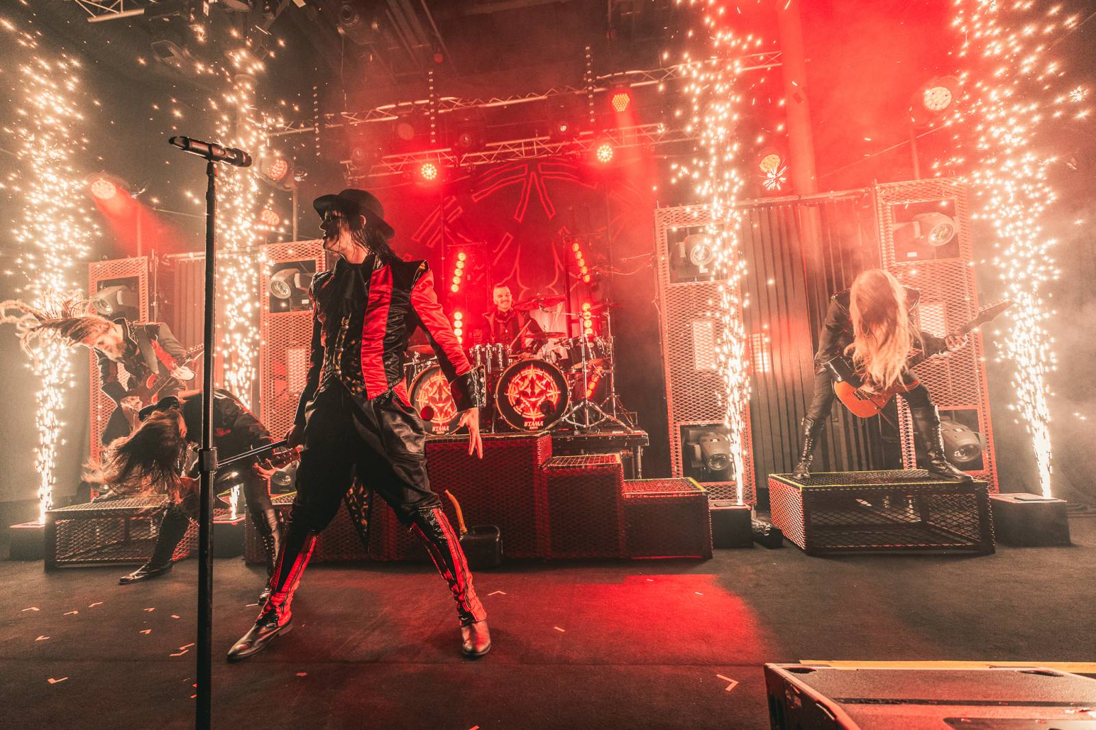 Avatar přivezl do Prahy svůj metalový cirkus, zpěvák vyráběl zvířátka z balónků