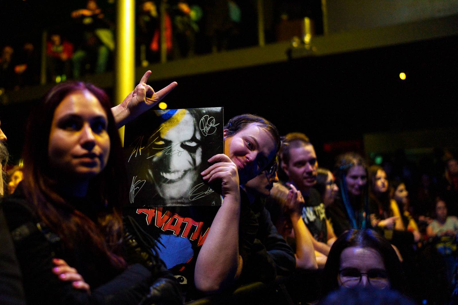 Avatar přivezl do Prahy svůj metalový cirkus, zpěvák vyráběl zvířátka z balónků