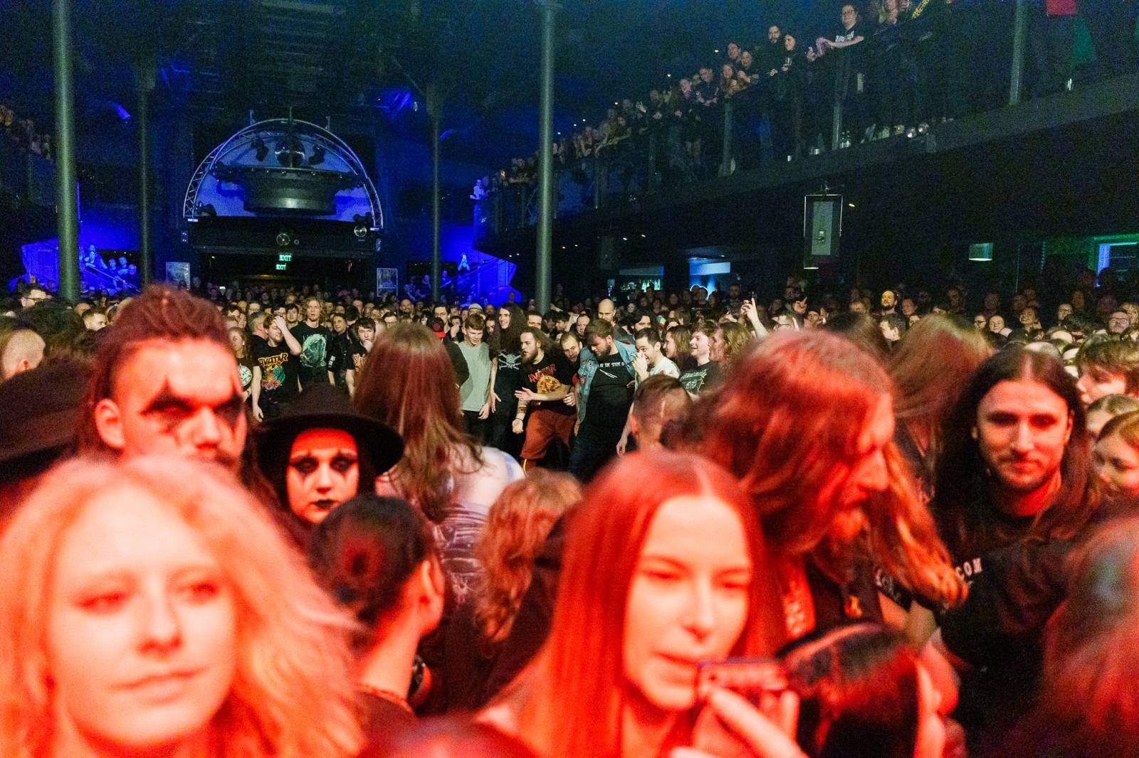 Avatar přivezl do Prahy svůj metalový cirkus, zpěvák vyráběl zvířátka z balónků