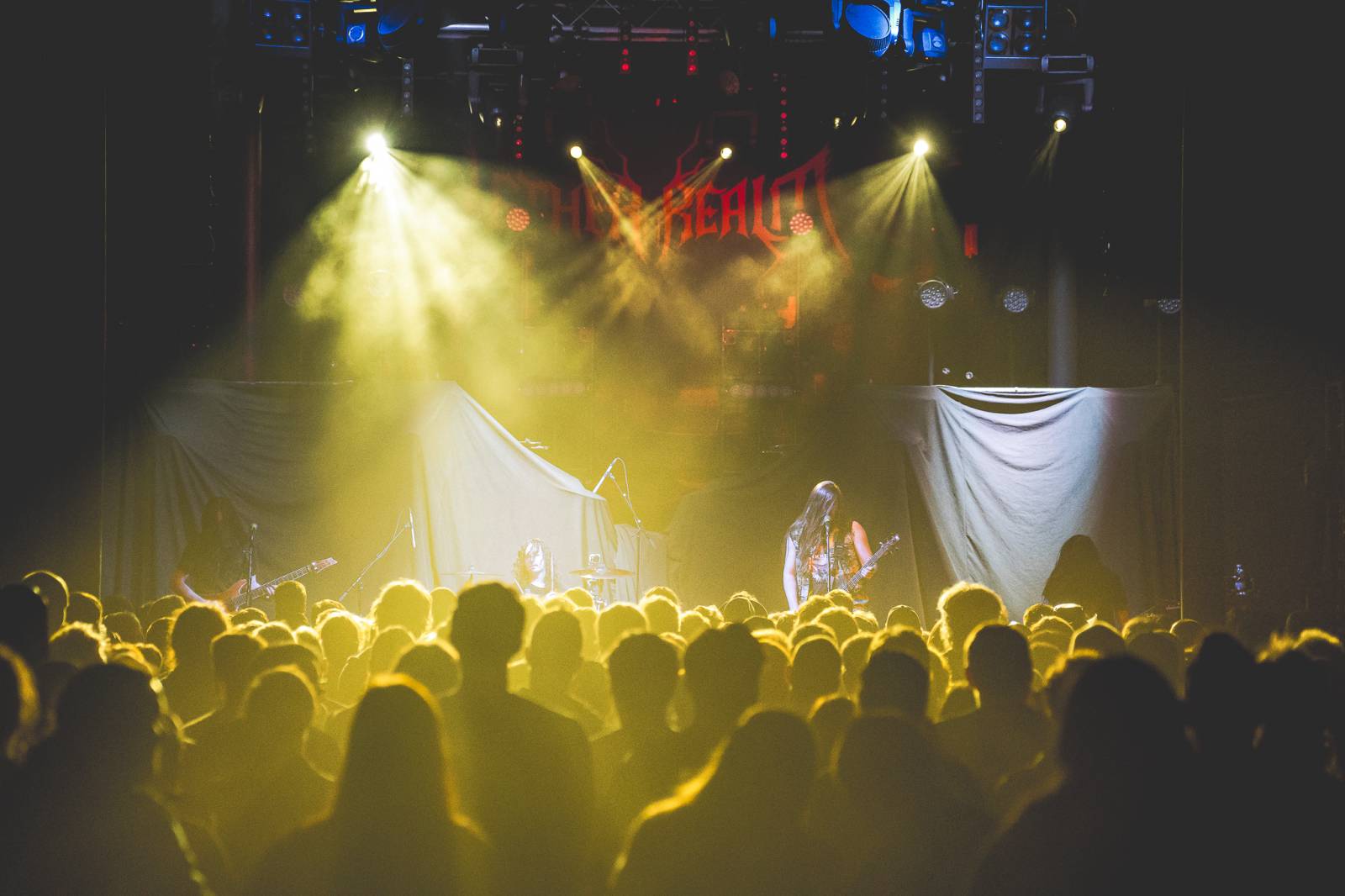 Avatar přivezl do Prahy svůj metalový cirkus, zpěvák vyráběl zvířátka z balónků