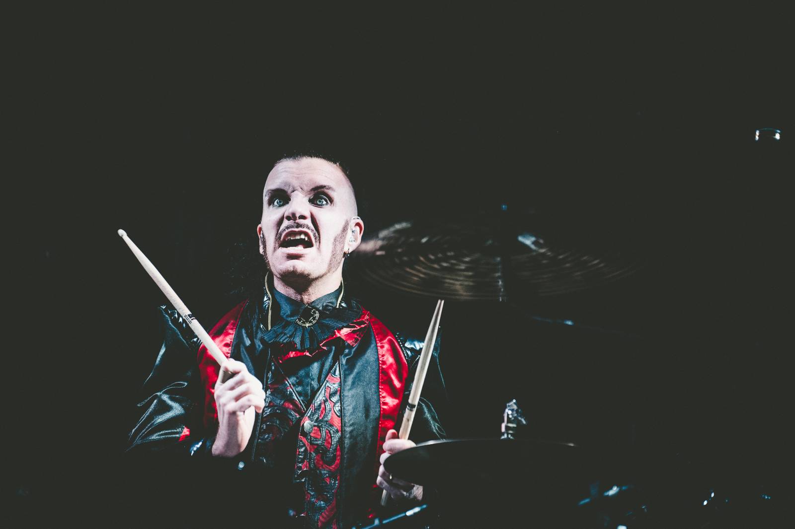 Avatar přivezl do Prahy svůj metalový cirkus, zpěvák vyráběl zvířátka z balónků