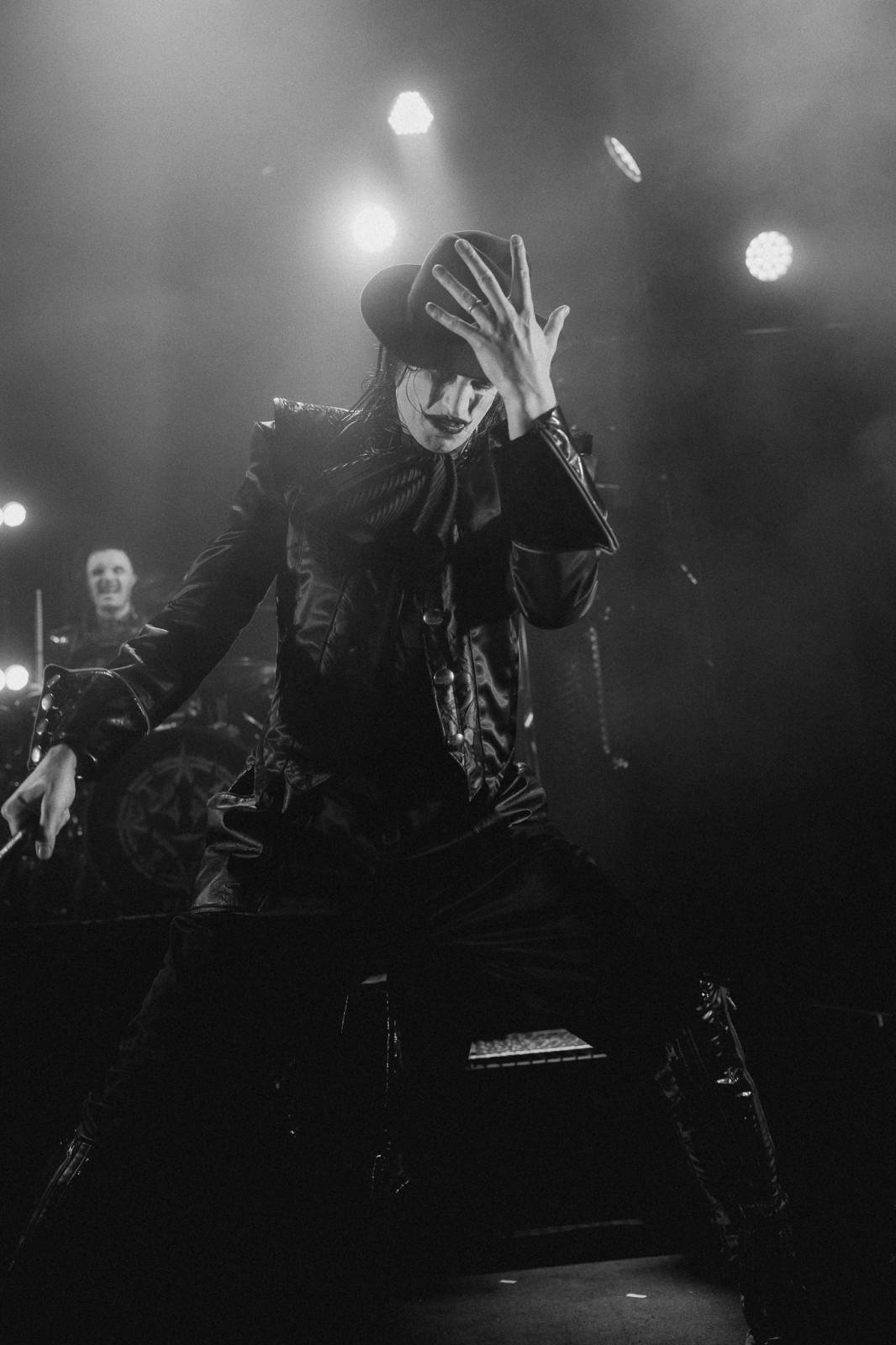 Avatar přivezl do Prahy svůj metalový cirkus, zpěvák vyráběl zvířátka z balónků