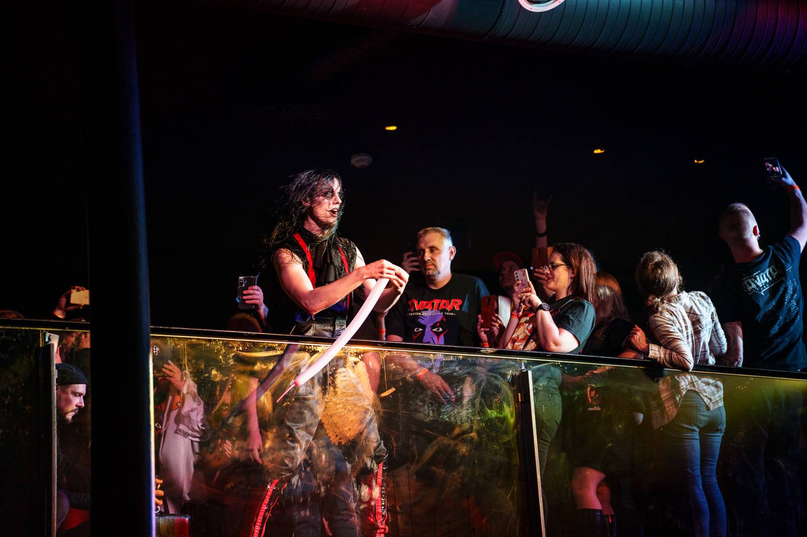 Avatar přivezl do Prahy svůj metalový cirkus, zpěvák vyráběl zvířátka z balónků