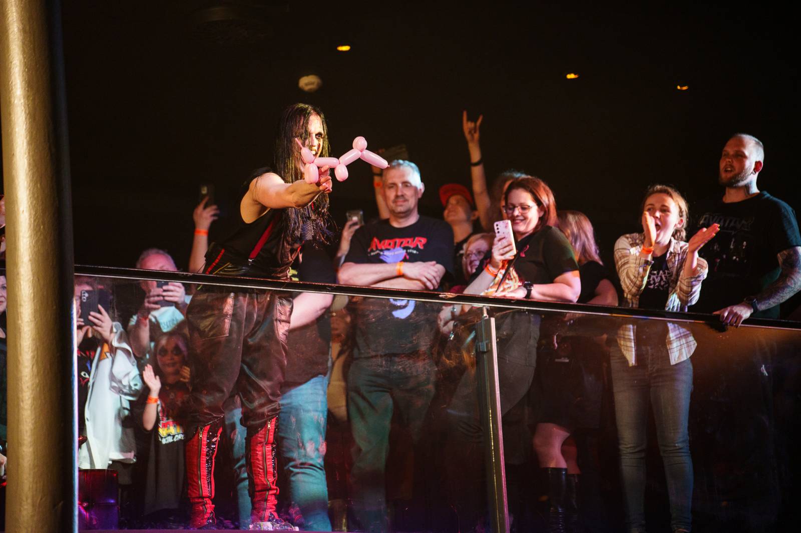 Avatar přivezl do Prahy svůj metalový cirkus, zpěvák vyráběl zvířátka z balónků