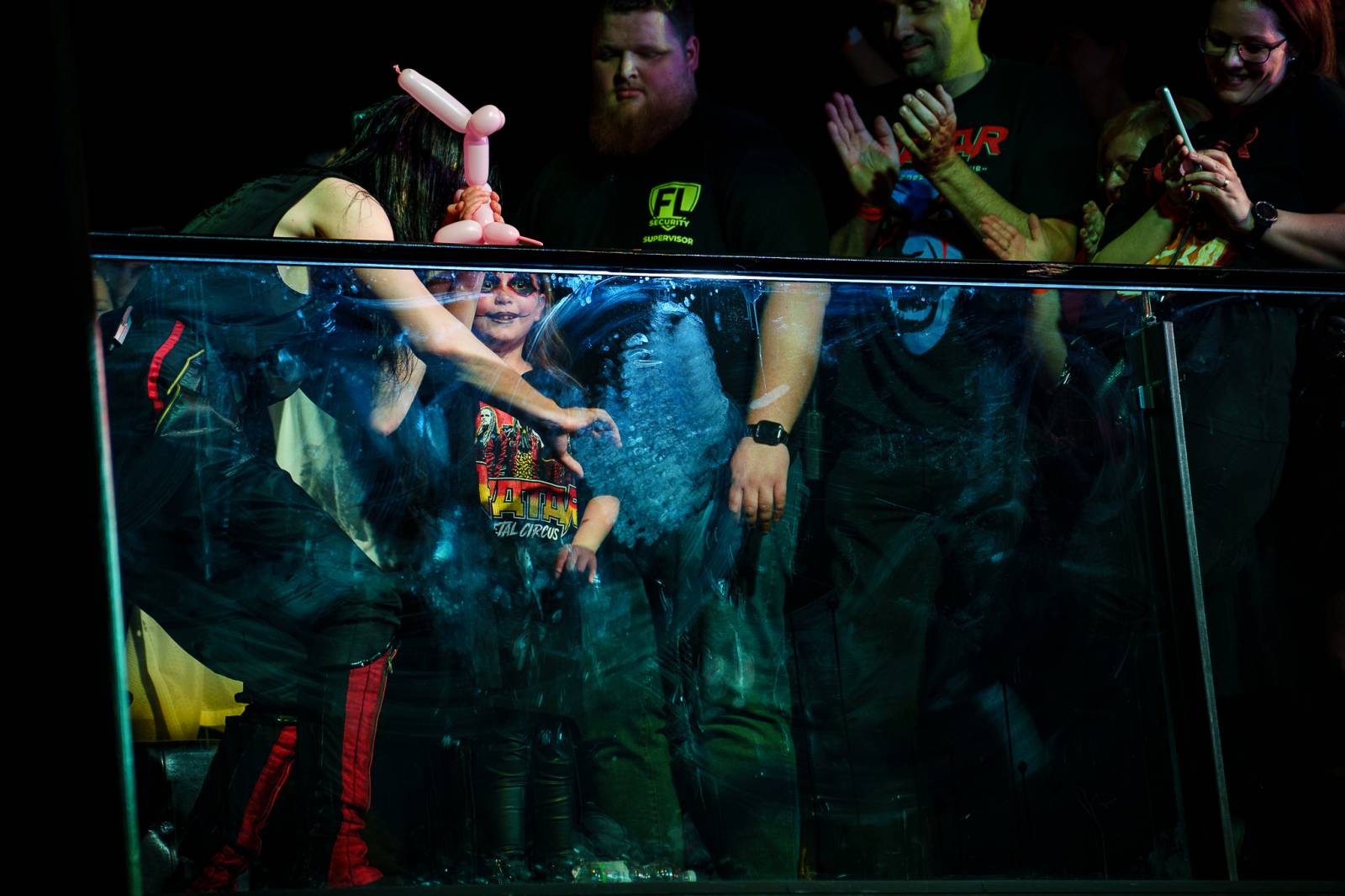 Avatar přivezl do Prahy svůj metalový cirkus, zpěvák vyráběl zvířátka z balónků