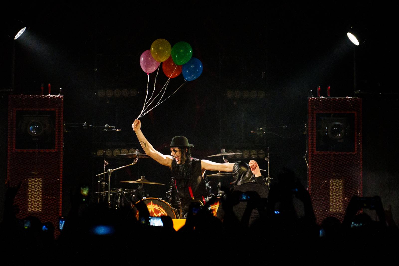 Avatar přivezl do Prahy svůj metalový cirkus, zpěvák vyráběl zvířátka z balónků