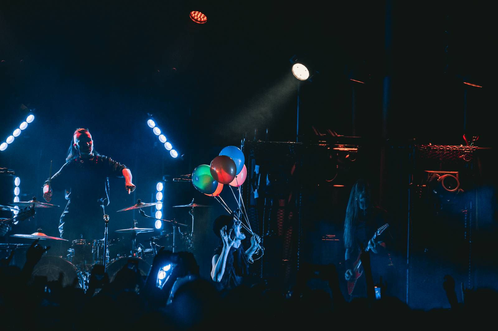 Avatar přivezl do Prahy svůj metalový cirkus, zpěvák vyráběl zvířátka z balónků