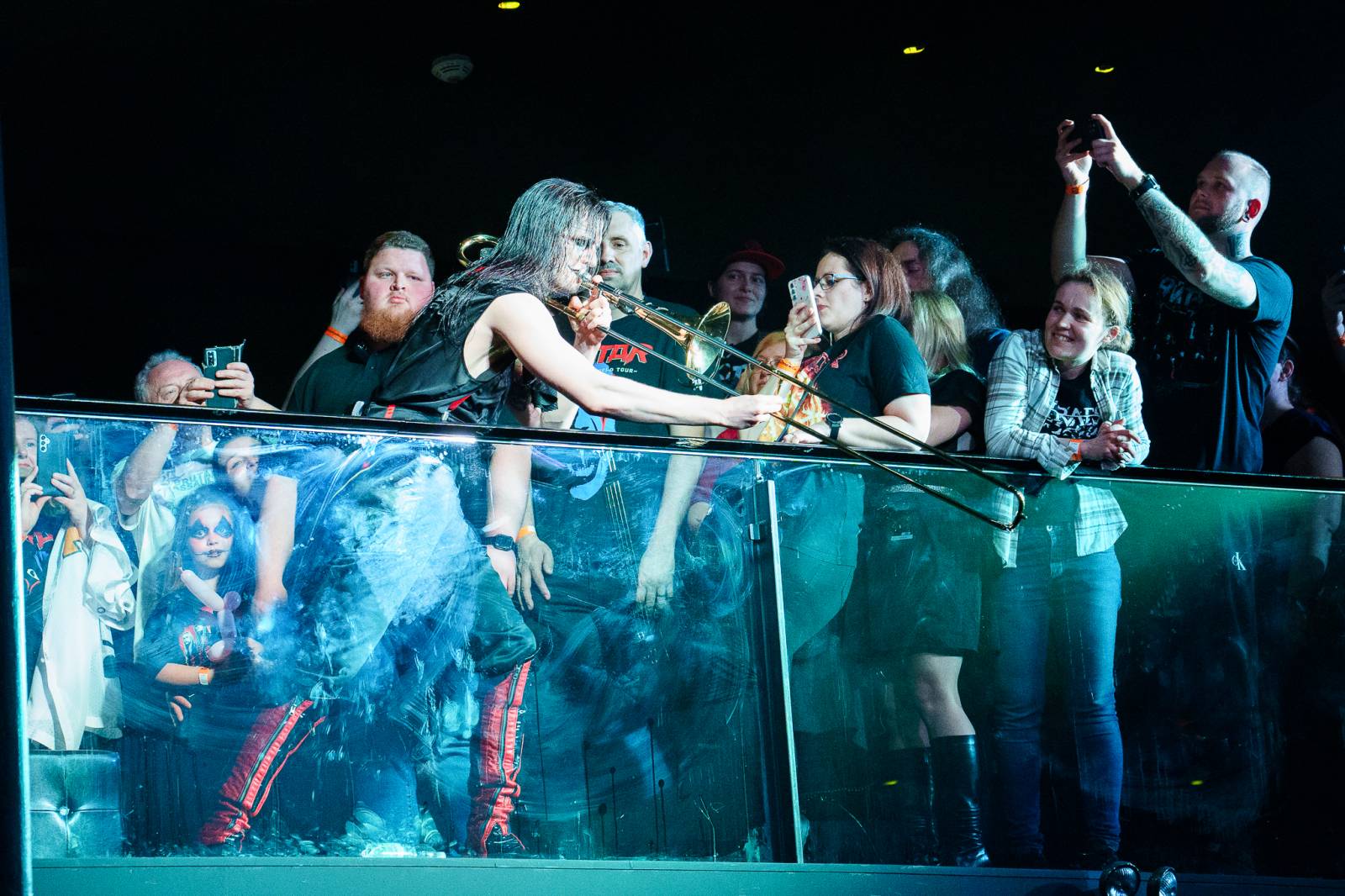 Avatar přivezl do Prahy svůj metalový cirkus, zpěvák vyráběl zvířátka z balónků