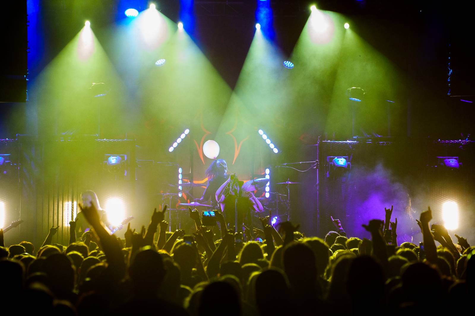 Avatar přivezl do Prahy svůj metalový cirkus, zpěvák vyráběl zvířátka z balónků